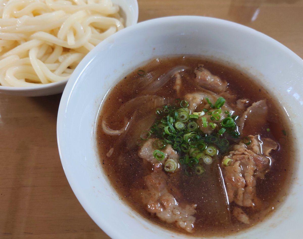 MKyuuma's tweet photo. 今日の夕食cooking👨‍🍳

「肉汁つけうどん」
麺は冷たく、つけ汁は熱いバージョンです。

【材料】
冷凍うどん、水、氷
ごま油、豚バラ肉、玉ねぎ、水、めんつゆ、酒、けずり粉
小ネギ

#料理好きな人と繋がりたい #料理写真 #男料理 #男子ごはん #野菜ソムリエ #肉汁つけうどん #つけうどん #うどん https://t.co/ZHerdesZny