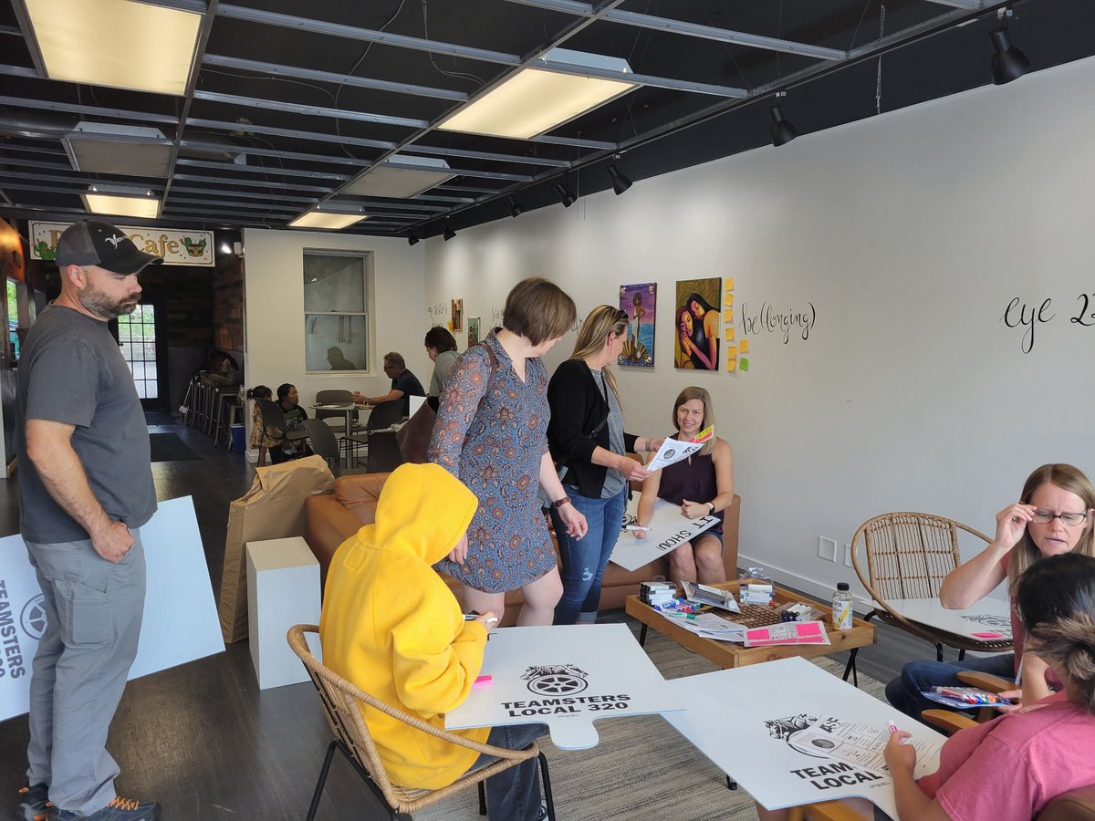 MSUAASF's tweet image. The amazing leaders from Metro State ASF are setting an inspiring example by organizing the very first picket sign making party. Join in and show your support for livable wages by signing the petition at asfrising.com. #LivingWage #MetroStateUniversity