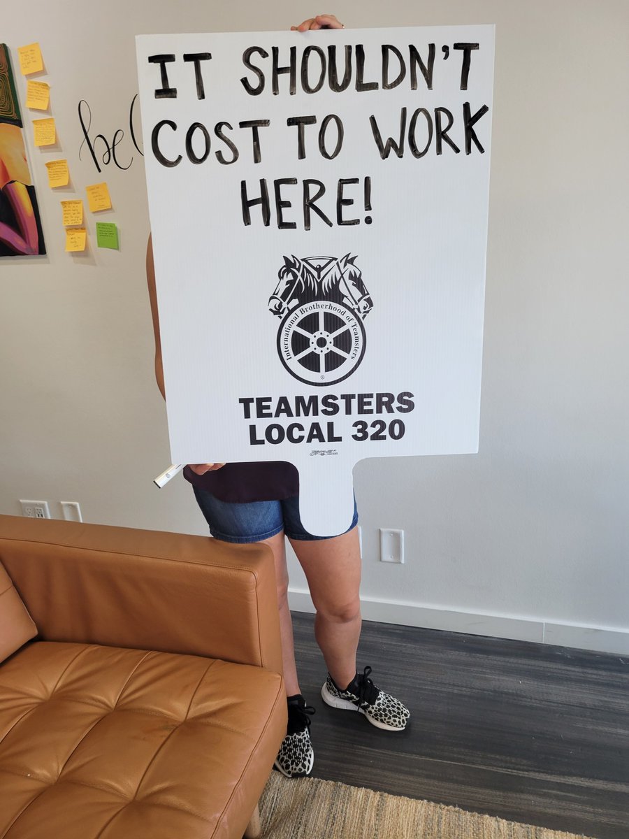 MSUAASF's tweet image. The amazing leaders from Metro State ASF are setting an inspiring example by organizing the very first picket sign making party. Join in and show your support for livable wages by signing the petition at asfrising.com. #LivingWage #MetroStateUniversity