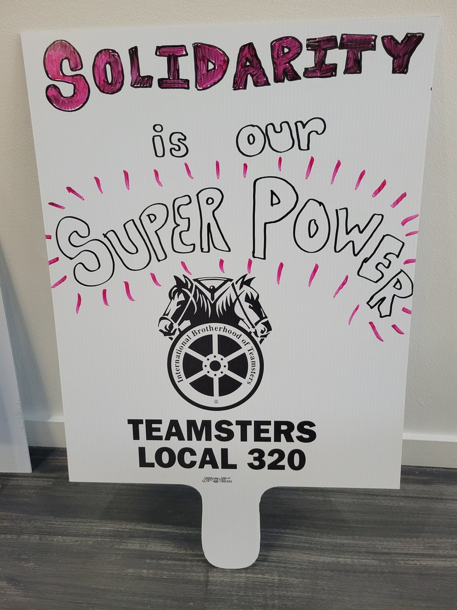 MSUAASF's tweet image. The amazing leaders from Metro State ASF are setting an inspiring example by organizing the very first picket sign making party. Join in and show your support for livable wages by signing the petition at asfrising.com. #LivingWage #MetroStateUniversity