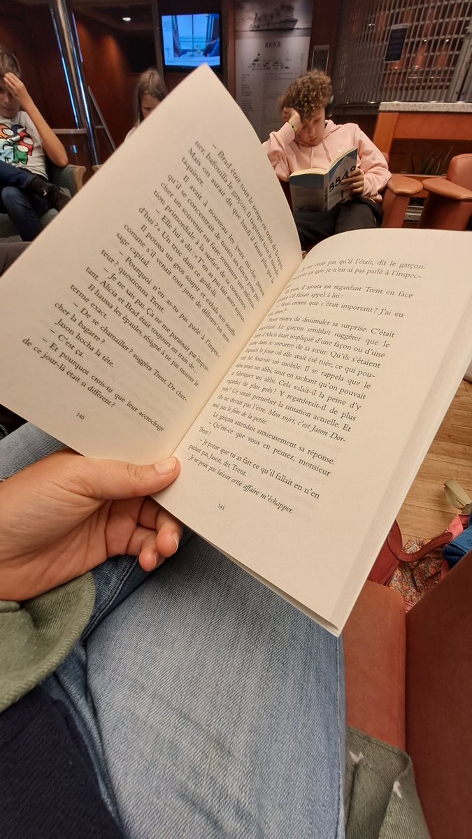 Drawoua's tweet image. L'été, les vacances, c'est lire en journée, lire en voyage, lire en traversée °•☆ #lire #lecture #roman #lireenpoche vous lisez quoi vous ?