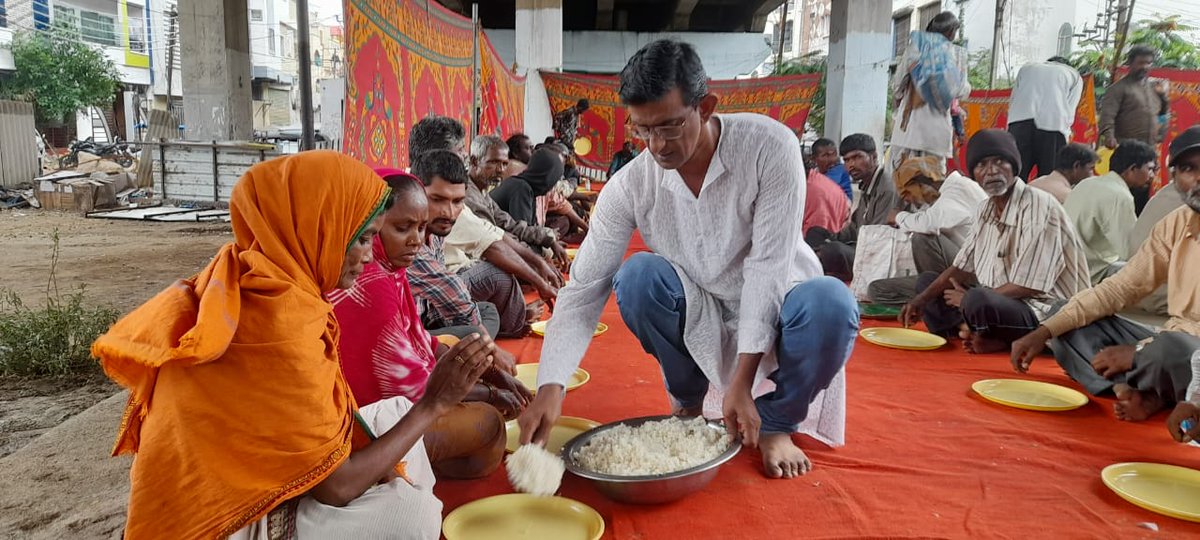 azhar_maqsusi's tweet photo. Today's 4150 Day's completed our #hungerHasNoReligion Daily free food for needy people program at Dabirpura  :) 
@KTRBRS 
@SrBachchan 
@BeingSalmanKhan 
@Andrew007Uk 
@nalrag 
@WFP 
@UKinHyderabad 
@KonathamDileep 
@PointsofLight
@SonuSood https://t.co/NDgQ8iMaNS