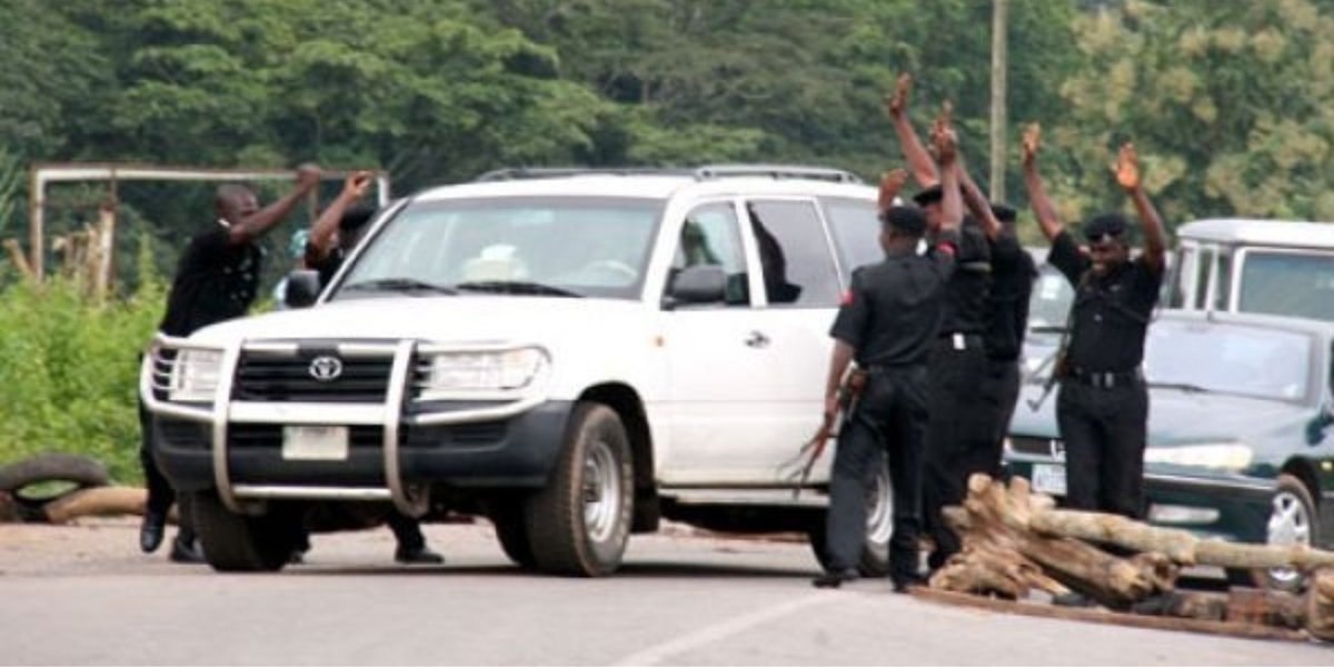 How Nigerian Police, Army Personnel Ripped Off Over N600billion From South-East Residents Through Illegal Roadblocks – Report | Sahara Reporters bit.ly/3OfxOaz