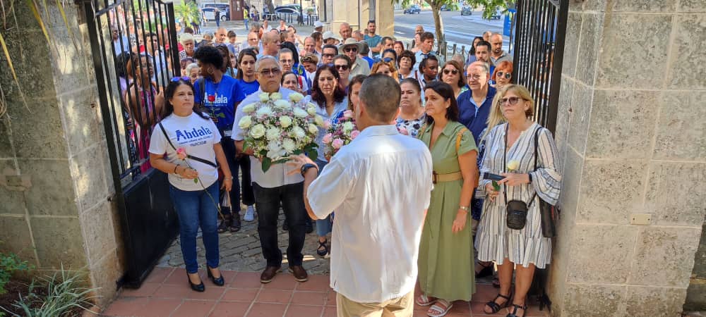 CIGBCuba's tweet photo. Este lunes, científicos del @CIGBCuba creadores de la vacuna #Abdala, junto a discípulos, colaboradores, amigos y el pueblo que admira su obra, rendimos homenaje a nuestro querido historiador de La Habana, #EusebioLeal, con una peregrinación hasta el lugar donde descansa. https://t.co/incJob0sfh