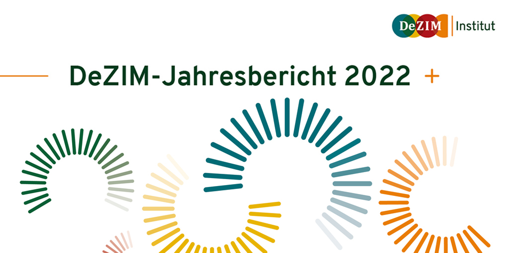 Out now! Heute erscheint der #DeZIM-Jahresbericht 2022. Er gibt einen Einblick in unsere Arbeit und zeigt, welche Themen uns im Jahr 2022 beschäftigt haben. Die Highlights im Thread 🧵Download hier 👉 dezim-institut.de/publikationen/… (1/7)