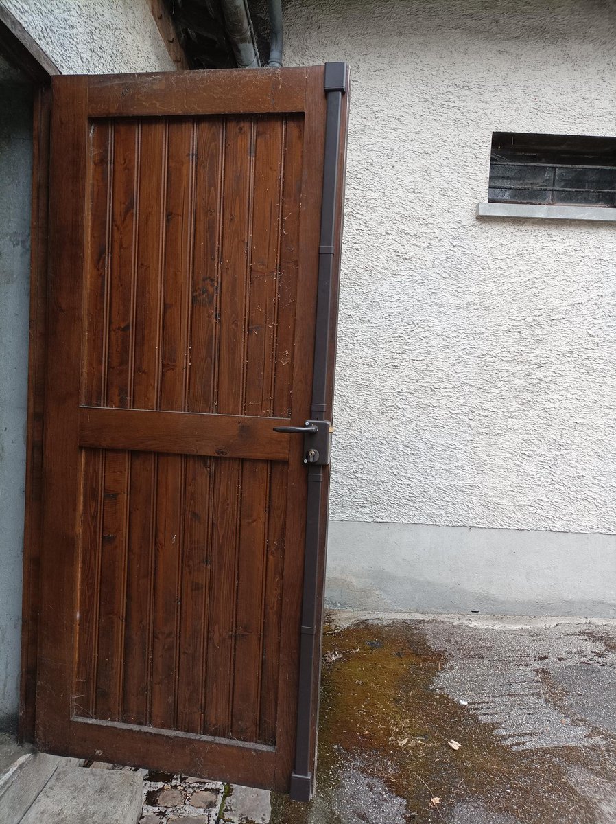 setal78's tweet photo. Pose d'une serrure 3 points Thirard sur la porte d'une réserve. https://t.co/S7BBYAilZs