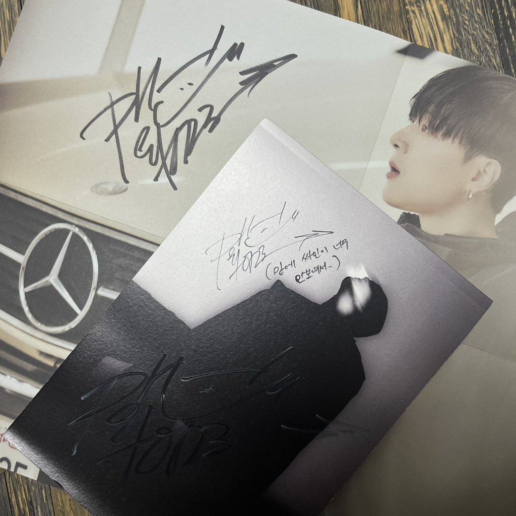 rteeses2's tweet photo. 스탠다드 프렌즈 댓글이벤트로 받은 피에이치원 님 앨범이 와써요 ♡‿♡ 
이와중에 치원씨가 밑에 싸인 안 보인다고 위에다 한번 더 해주심… https://t.co/7RDxN5zKMN