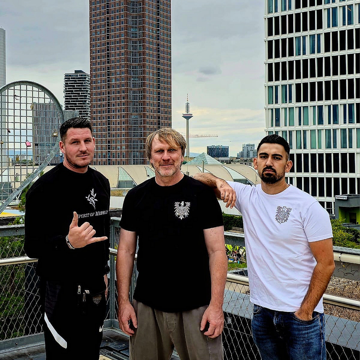 AZZISMITHERZ's tweet photo. Fürs neue SGE Video "REISE BIS HIER HIN" mit unserem weißen Brasilianer Ansgar Brinkmann! 17.08 ist es soweit! #eintrachtfrankfurt #sge #frankfurt #frankfurtammain #azzismitherz #assismitherz https://t.co/TPJPcOb0Fj
