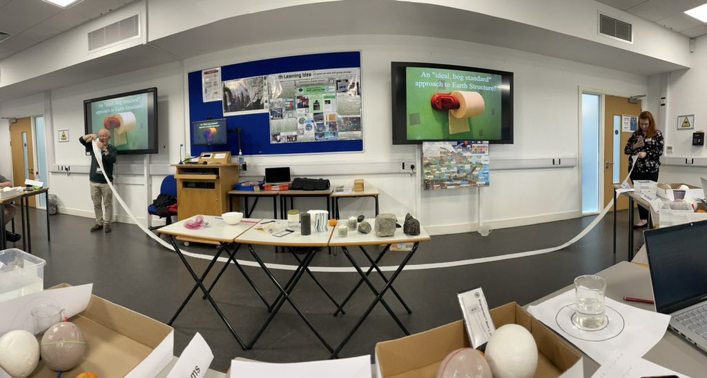 Using toilet paper to show the structure of the Earth! 🧻🌏 
#GESS23 <a href="/peteloader1/">peteloader</a> <a href="/ESTA_UK/">ESTA</a> <a href="/EuroGeosciences/">European Geosciences Union</a> <a href="/GeolSoc/">The Geological Society</a>
