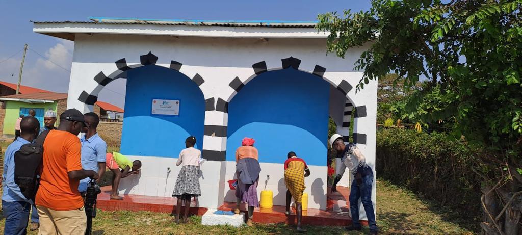 ORAC_Kenya's tweet photo. This weekend we launched boreholes in Migori, Kakamega and Mumias. In Migori we were hosted by the county woman representative Ms. Fatuma Mohammed and the area residents. We thank our donors Türkiye diyanet vakfı for this wonderful gift. #dropForLife https://t.co/xmBTo9LvNQ