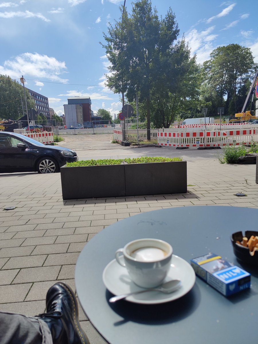 fluchtlicht's tweet photo. Noch ein Kaffee und ein paar Zigaretten, noch kurz den Hamburger Sonnenschein tanken, und dann geht's los.
#Wacken
#WOA2023 https://t.co/sYyPwS4PWB