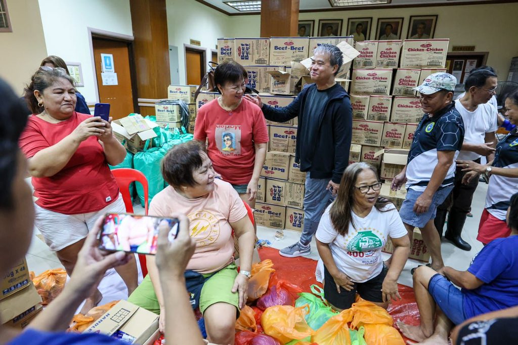 senatorjoelv's tweet photo. Thank you so much po Mayor Mary Anne Marcos and local govt officials sa ating partnership para paglingkuran at tulungan ang ating mga Kababayan dito sa dakilang Bayan ng Paombong 🙏 #TulongTulong #SamaSama #EmpleyadoSaSenado
#Tesdaman #JoelVillanueva
#MAJOel https://t.co/R6aGSoLHdk