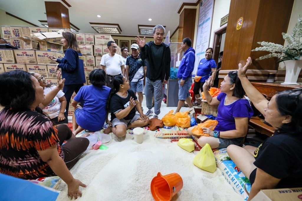 senatorjoelv's tweet photo. Thank you so much po Mayor Mary Anne Marcos and local govt officials sa ating partnership para paglingkuran at tulungan ang ating mga Kababayan dito sa dakilang Bayan ng Paombong 🙏 #TulongTulong #SamaSama #EmpleyadoSaSenado
#Tesdaman #JoelVillanueva
#MAJOel https://t.co/R6aGSoLHdk