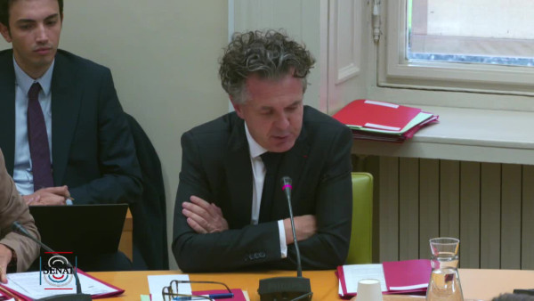 VilainCat's tweet image. Christophe Béchu : "Les agents du ministère de l'écologie, qui sont fatigués comme les policiers, ont le droit de tabasser les pollueurs."