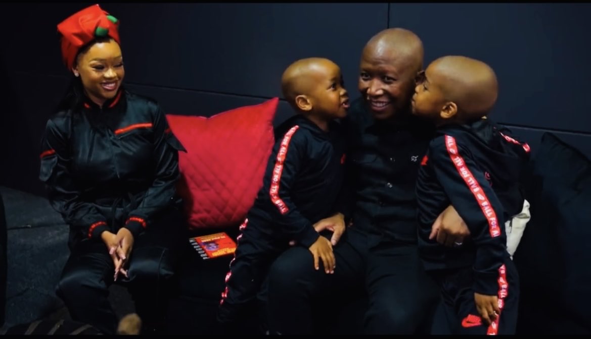 madlomo37's tweet photo. A Father Must

Our Commander In Chief plays a Father role even in us ❤️❤️❤️❤️

#RegisterToVoteEFF 
#BeAMemberInGoodStanding https://t.co/IjnFBXdiSw