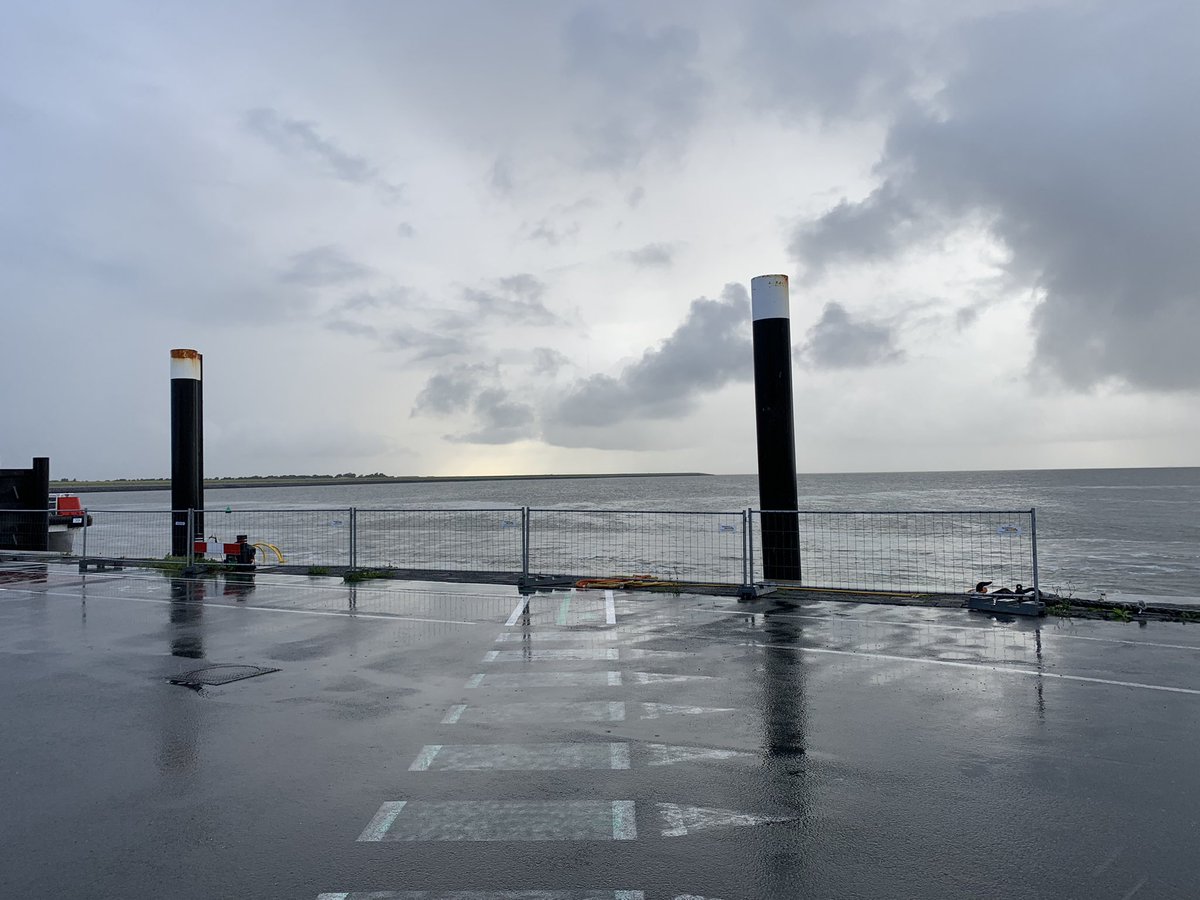 Je zou bijna denken dat het mooi weer is 🙄! #nes #ameland #watertaxi