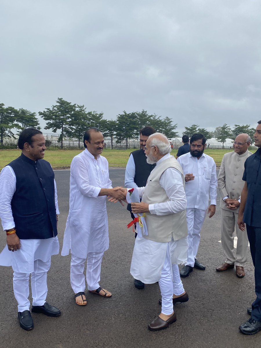 PM <a href="/narendramodi/">Narendra Modi</a> reached Pune a short while ago, where he was welcomed by various dignitaries. He will be taking part in different programmes in the city.