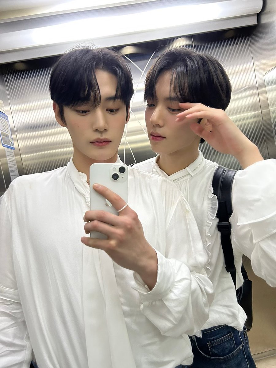 JllWOONG's tweet photo. White apparently turned out so suitable for our figure. https://t.co/CrCJjthCBQ
