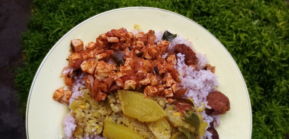 MJJNamalDias's tweet photo. #TastyTuesday
🥺❤️😋
▶️ රතුබත්, ටෝෆු, කැකිරි සහ පරිප්පු වඩේ
▶️ බත්, බෝංචි, චිකන් සහ අල තෙල්දැමුම
#MyFoodStoryWithDewMal https://t.co/GWlmH0b4YT