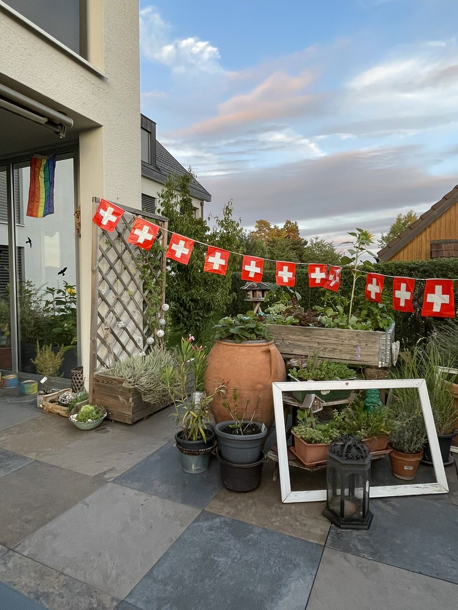 2 Fahnen die für Offenheit und Freiheit stehen und nicht gegeneinander ausgespielt werden müssen. Das ist meine Schweiz und dies soll auch so bleiben! 
Schöne 1. August

#1august