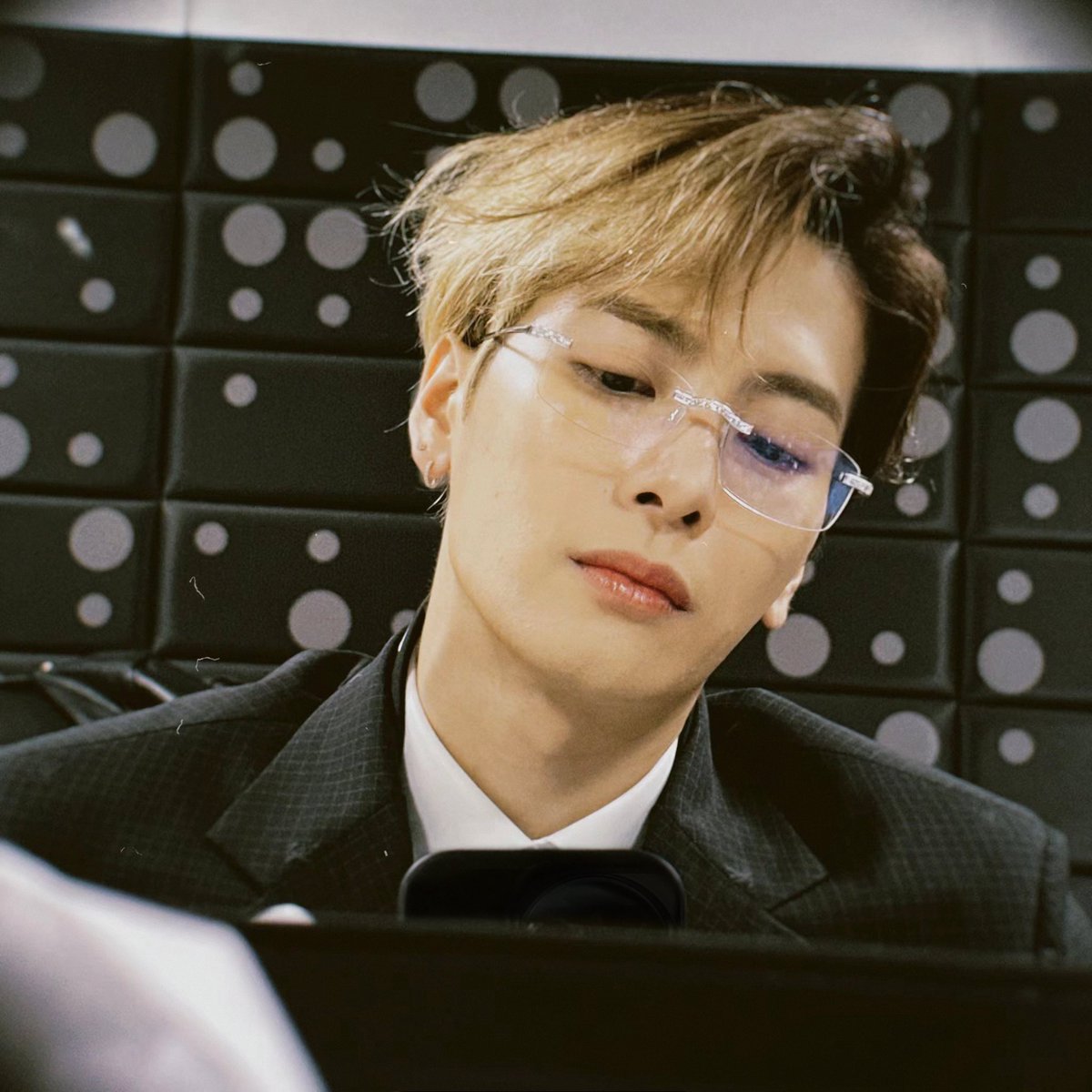 Jackson Wang stuns in new selfies.