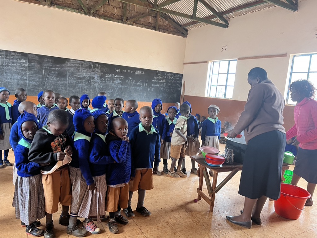 Malaikakitchens's tweet image. Good nutrition starts with a balanced meal!
These little ones are waiting in line to be served a nutritious school lunch. #malaikakitchens #feedingprogram