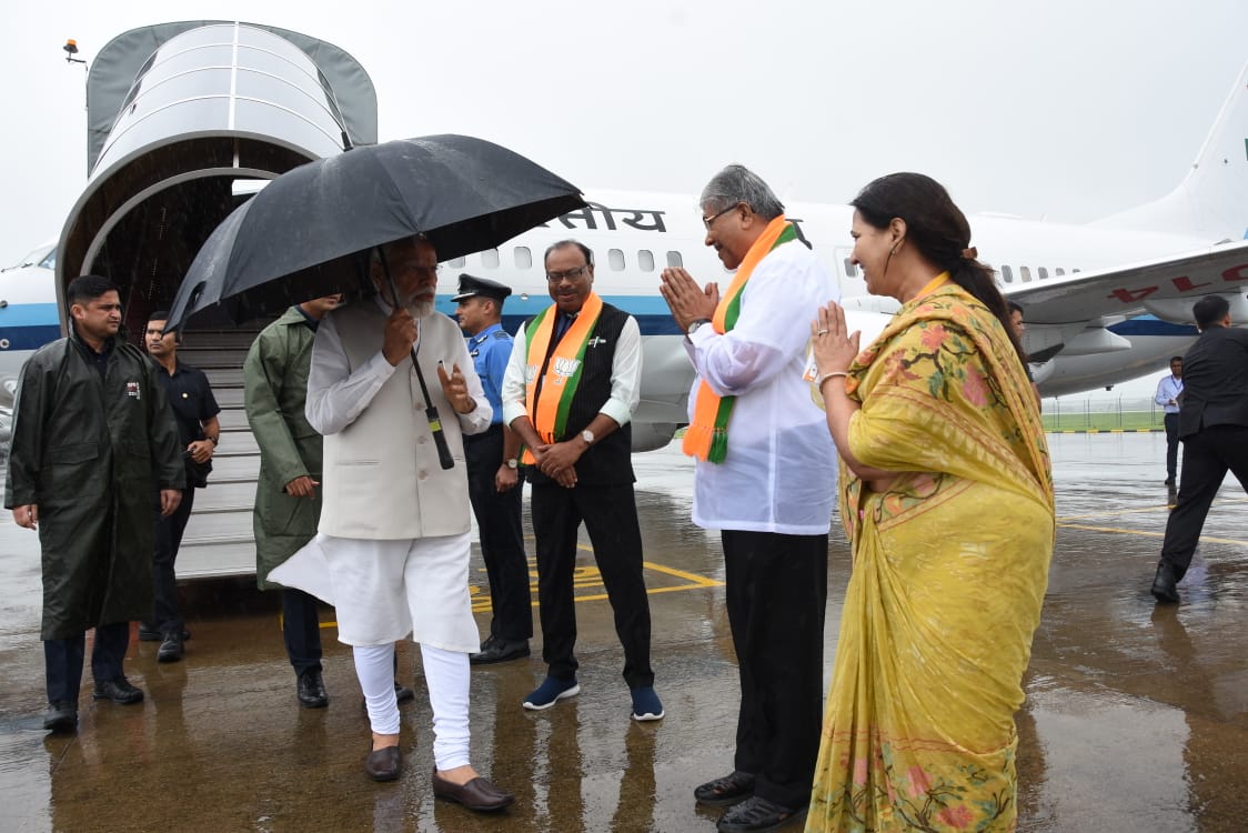 ChDadaPatil's tweet photo. स्वागतम्! 
ऐतिहासिक शहरासाठी ऐतिहासिक दिवस!
पुणे शहरातील विविध विकासकामांचे लोकार्पण तथा भूमिपूजन देशाचे लोकप्रिय पंतप्रधान श्री. नरेंद्र मोदीजी यांच्या हस्ते आज संपन्न होणार आहे. तसेच, थोर स्वातंत्र्यसेनानी लोकमान्य टिळक यांच्या नावाने देण्यात येणाऱ्या पुरस्काराने मा. मोदीजींना गौरविण्यात येणार आहे. यासाठी मा. पंतप्रधान मोदीजींचे पुण्यनगरीत आगमन झाले असता सकाळी त्यांचे पुणे विमानतळावर स्वागत केले.

#ModiInPune

@BJP4India @narendramodi @JPNadda @AmitShah @blsanthosh @CMOMaharashtra @mieknathshinde @Dev_Fadnavis @AjitPawarSpeaks