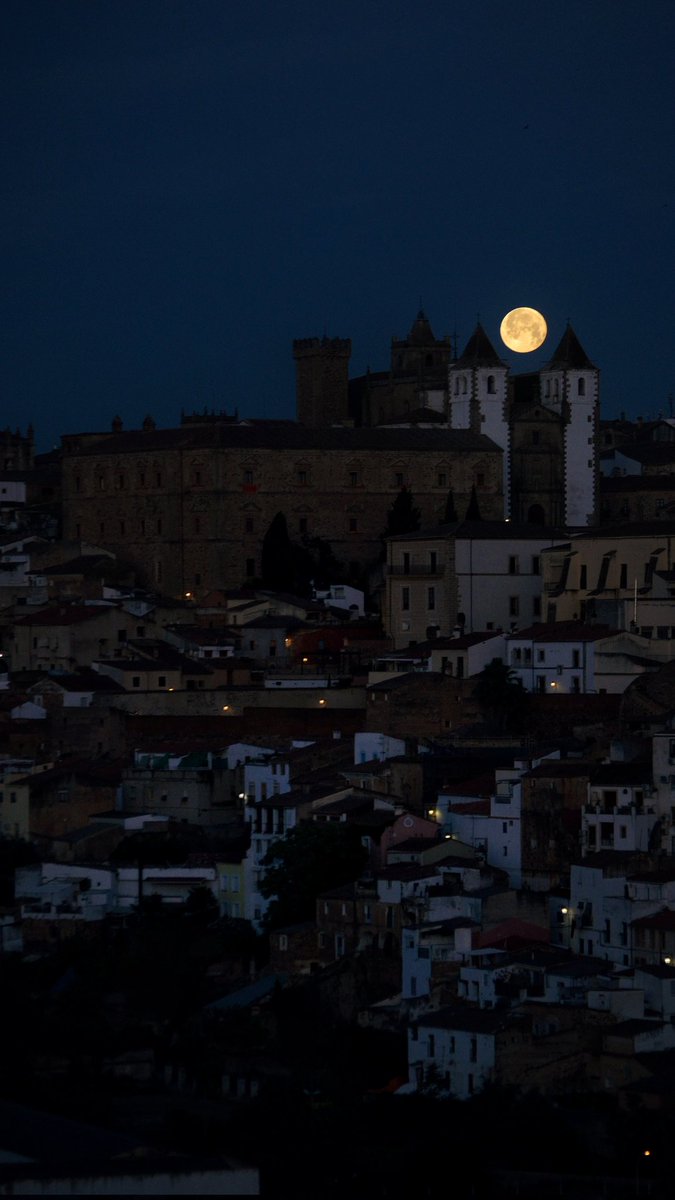 Silvia_6's tweet photo. Volver a empezar de nuevo ✨

Cáceres y la luna llena https://t.co/C8Ah9a80aB