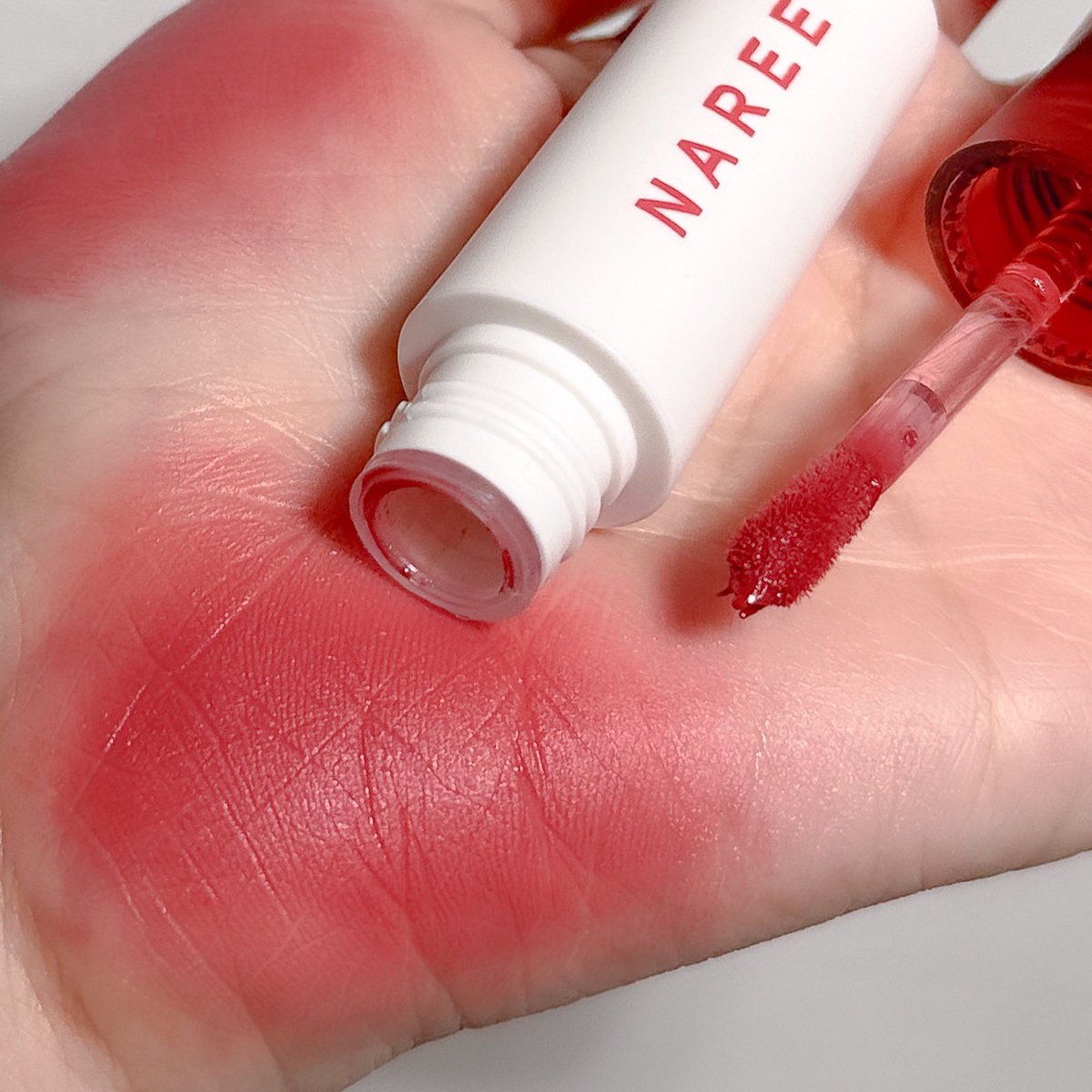 ลิปแมท NAREE ตัวใหม่ คือเบลอสมใจมากกก ทาปากแล้วฟุ้งสวยที่สุด เนื้อเค้าฟีลกำมะหยี่นุ่มๆ ยิ่งทาปากยิ่งดูอิ่มฟูเลย แล้วน้องติดทนดีมาก อันนี้ No.902 Memory Kiss น้า เป็นโทนชมพูแดงกุหลาบ ทาแล้วขับผิวมั่ก!