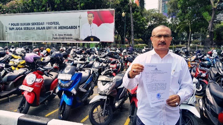 Saya baru saja selesai melaporkan Sdr Rocky Gerung dan Sdr Refly Harun ke Polda Metro Jaya atas dugaan Ujaran Kebencian, Penyebaran Hoax, Mentransmisikan Informasi tdk akurat.

Kita percayakan Polisi akan memproses laporan ini.
<a href="/DivHumas_Polri/">Divisi Humas Polri</a> <a href="/ListyoSigitP/">Listyo Sigit Prabowo</a>