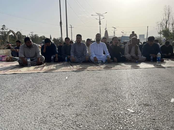 Yaaghi25's tweet photo. ایف سی کی حرامزادگی کے خلاف ہزارہ عمائدین کا احتجاج بروری تھانے کے سامنے  جاری ۔
اہلیان کویٹہ سے شرکت کی اپیل کی جاتی ہے ۔ اس مطالبے کے ساتھ کہ چیک پوسٹوں کا خاتمہ ہو اور ایف سی کے خلاف سخت کاروائی ہو ۔ 
#RemoveFCcheckposts https://t.co/QuWGJIXeyF