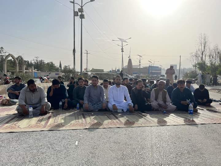 Yaaghi25's tweet photo. ایف سی کی حرامزادگی کے خلاف ہزارہ عمائدین کا احتجاج بروری تھانے کے سامنے  جاری ۔
اہلیان کویٹہ سے شرکت کی اپیل کی جاتی ہے ۔ اس مطالبے کے ساتھ کہ چیک پوسٹوں کا خاتمہ ہو اور ایف سی کے خلاف سخت کاروائی ہو ۔ 
#RemoveFCcheckposts https://t.co/QuWGJIXeyF