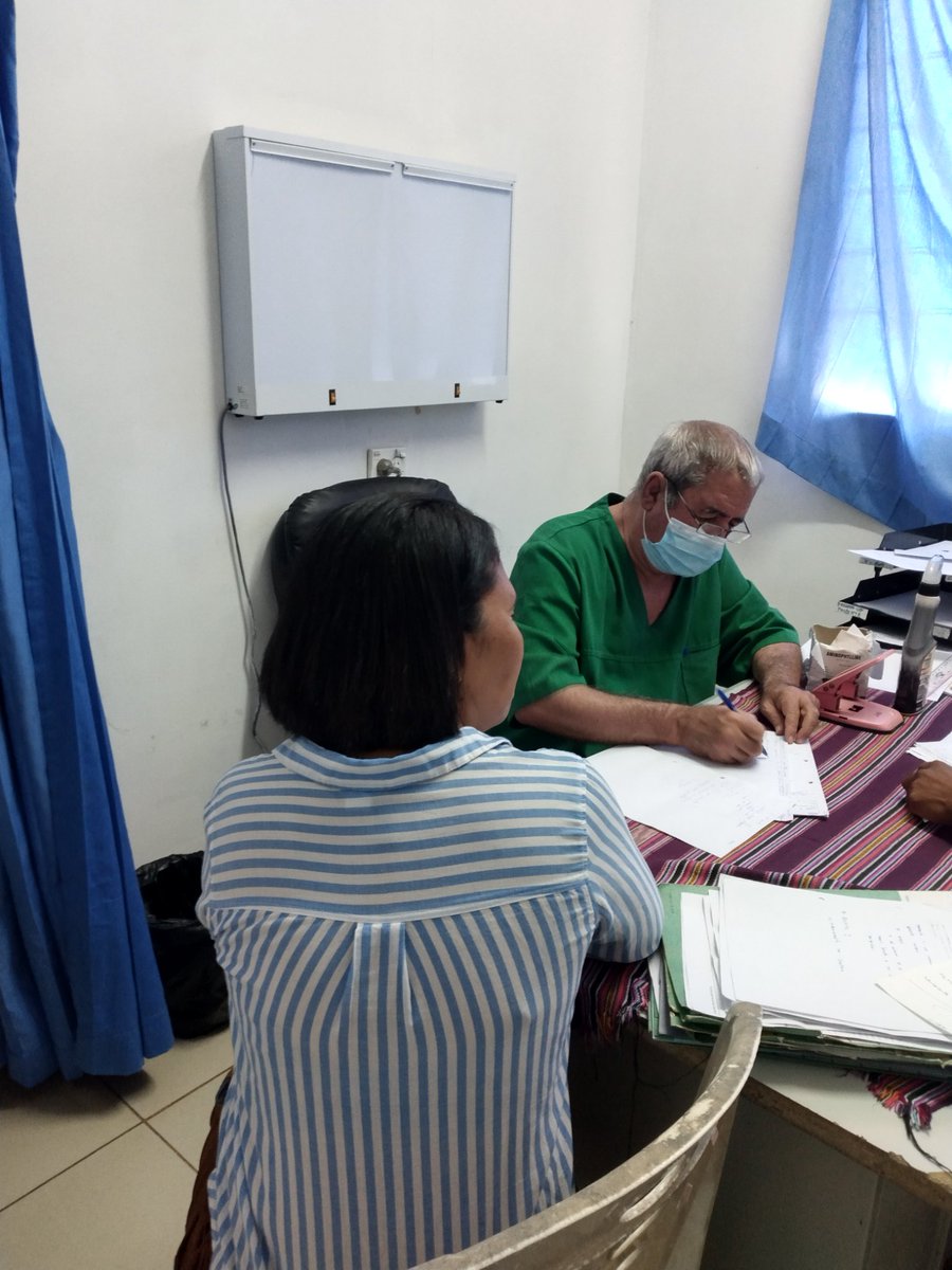 En el HRMaliana,dentro de los servicios que presta a la población timorense,se encuentra la consulta de cirugía,la cual es brindada por el Dr.José Poviones🇨🇺,Esp.en Cirugía,amor, ética y profesionalismo son los pilares que aquí se encuentran, porque #CubaCoopera #CubaPorLaVida