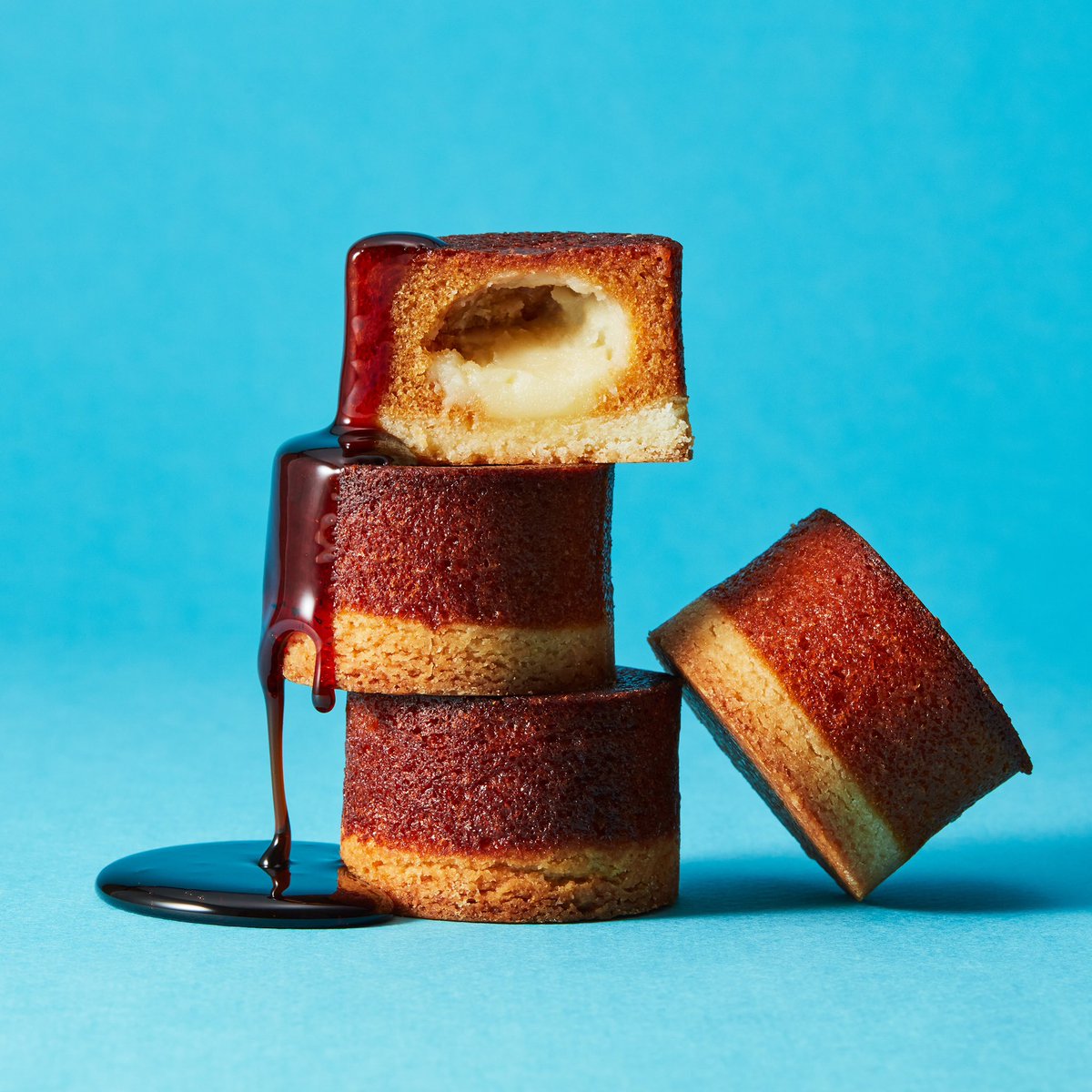craft_butters's tweet photo. 『クラフトバターケーキ 塩キャラメル』が今年も帰ってきました！

味の決め手は海の塩「藻塩」。

ビターでほんのり甘いキャラメルと濃厚なバターをあわせた上品なバターケーキをご堪能ください。

Butters Onlineはこちら💁‍♀️
https://t.co/PWRW612DGB https://t.co/4Kz6XtJmox