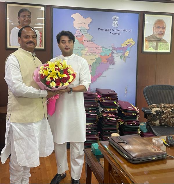 dasraghubar's tweet photo. नई दिल्ली में केंद्रीय नागरिक उड्डयन और इस्पात मंत्री श्री @JM_Scindia जी से मुलाकात की।

उनसे धालभूमगढ़ में एयरपोर्ट के निर्माण में आ रही कानूनी अड़चनों को जल्द दूर करने पर सकारात्मक बातचीत हुई। साथ ही उड़ान योजना के तहत दुमका, डाल्टनगंज और बोकारो में तैयार हो चुके एयरपोर्ट को जल्द शुरू कराने का आग्रह किया। मंत्री जी ने इन्हें शीघ्र शुरू कराने का भरोसा दिलाया।