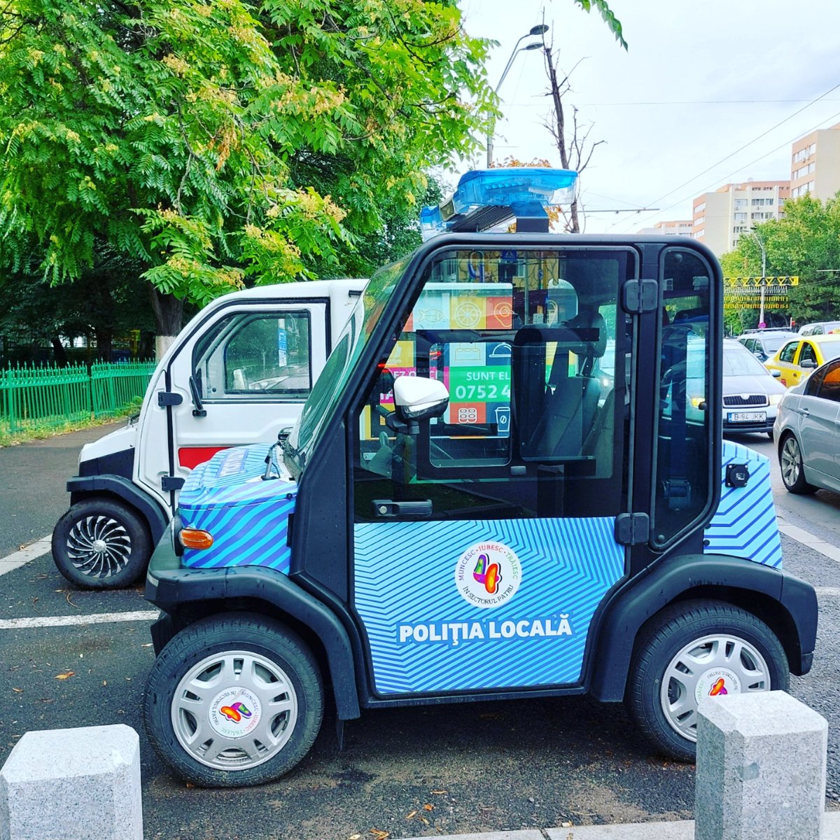 FotoStefan's tweet photo. Mini police! #Tuesdayfun #cars #smallcar #xcar #mini #ElectricVehicles #urbanphotography #Bucharest #romania https://t.co/rV8rndFv6p