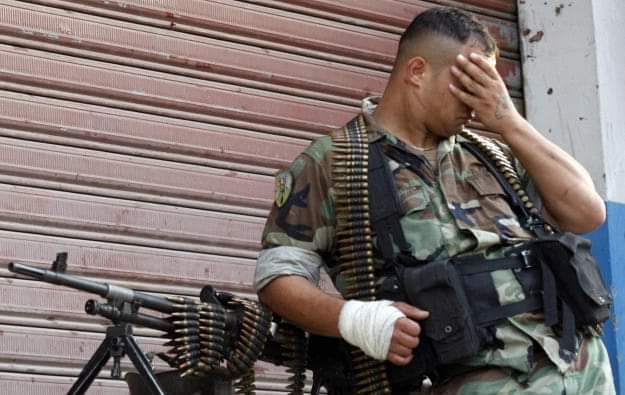 عذبوك كتير و انهكوك بانقساماتن و فجورهن وفسادهن واخدوا منك راحة بالك عا ولادك و عا صحة إمك و ابوك و الأهم خوّفوك عا مستقبل بلادك بس،مهما عملو ما فيهن ياخدو منك شرفك و تضحيتك و وفائك ومحبة شعب بيِندَهلك يا وطن لان ما بقي من هالوطن الا #الجيش_اللبناني
ينعاد عليك يا جيش بلادي