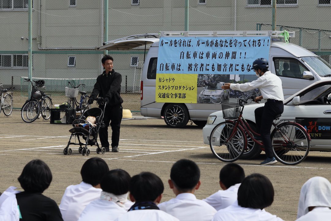 sarano_official's tweet photo. 長野県警様とJA共済連長野様共催のもと、交通安全教室が開かれました。
プロのスタントマンの皆さんが、実際の衝突事故や巻き込まれ事故、危険運転を再現・実演してくださいました。
事故の様子を目の前で疑似体験できたことで、怖さや危険回避の方法を再認識することができました。 https://t.co/3plTQAQcD3