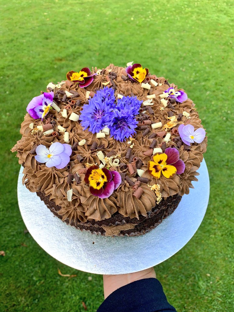 Chocolate cake to start a Tuesday have a fantastic day  😊#EarlyBiz #tuesdayvibe #chocolatecake #SmallBusiness #edibleflowers