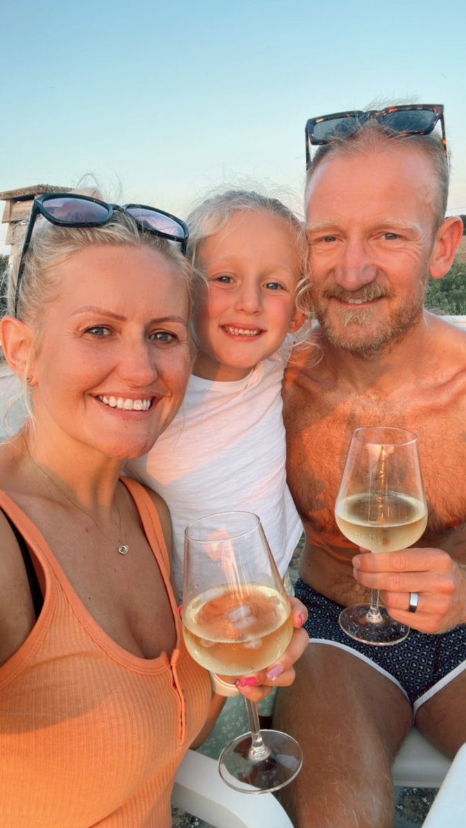 Making memories doesn’t have to cost a lot - a rustic farmhouse, simple pasta dinner (on the roof) and a candy floss sky sunset 🇮🇹♥️🌅

#puglia #italy #makingmemories #MondayMotivation