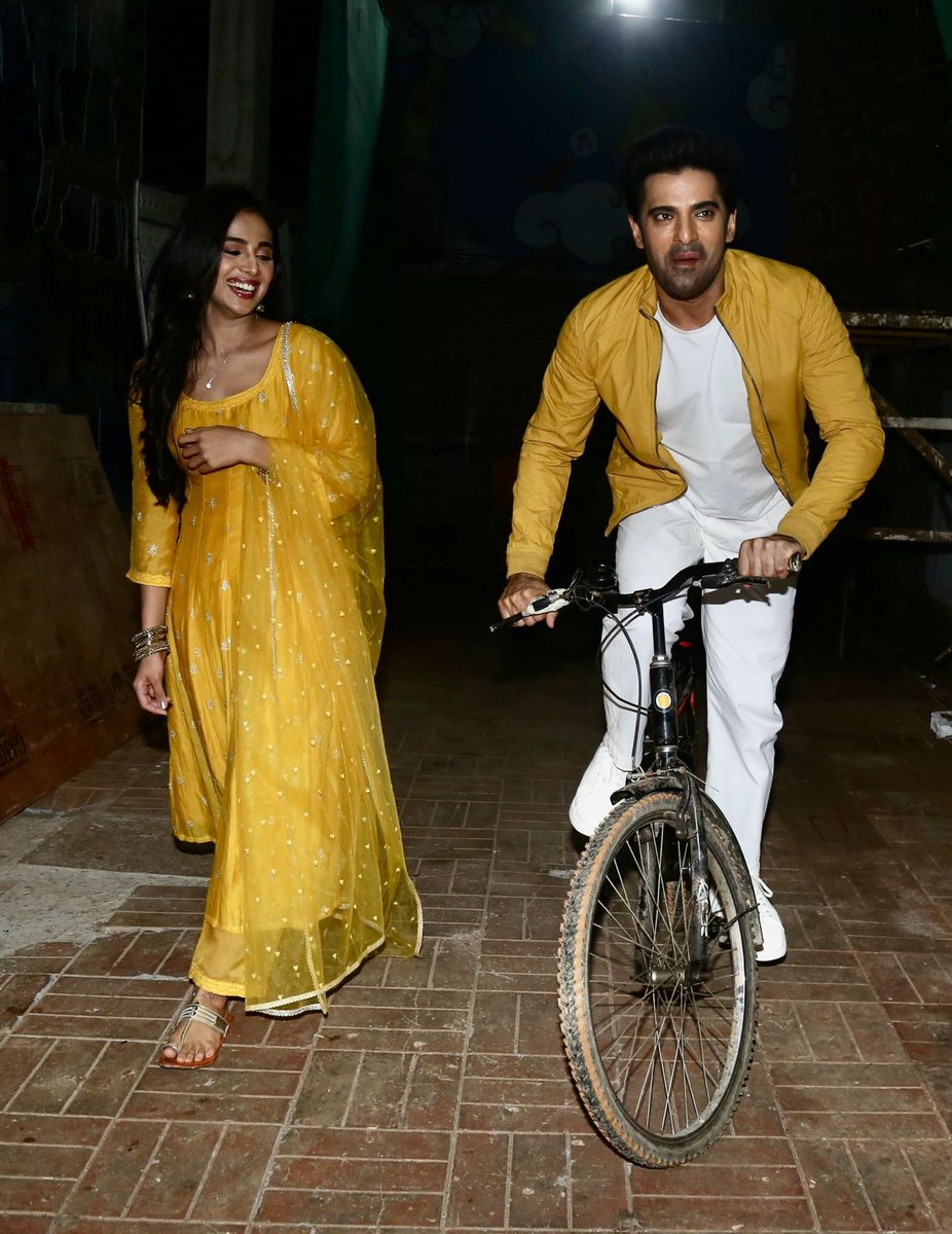 GlitzVision_USA's tweet photo. 🚴‍♂️❤️ Kunal aur Vandana Ki Cycle Par Baatein Kuch Ankahee Si! #StarPlus #BaateinKuchAnkaheeSi #KunalAndVandana #CycleRide #HeartwarmingMoments #TVEntertainment #TVSeries #TVLove #InstaEntertainment #TVShowAddicts #TVMoments #TVBehindTheScenes #TVShowBuzz #TVRomance #TVCoupleGoals #TVOnScreenChemistry #TVFandom #TVLoveStory