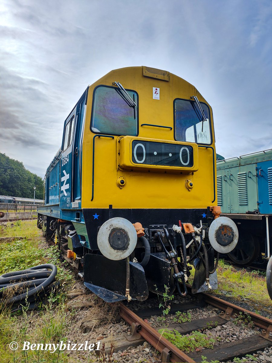 Bennybizzle1's tweet photo. #TwentyTuesday the English Electric Preservation groups 20154 looks absolutely awesome fitted with it's 3 piece snow ploughs. Seen here at @GCRNottingham https://t.co/lFDHtyioAp