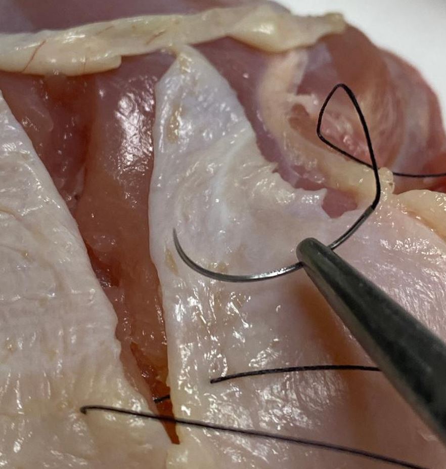 🧵regarding some techniques for reloading the needle holder for the next suture throw.

In particular: the methods for doing this one-handed (without your forceps), why you would want to be able to do this, how to do it, and how to adjust the needle without grabbing it.
(1/ )