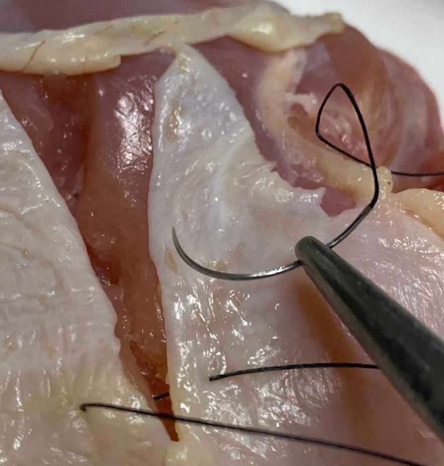 🧵regarding some techniques for reloading the needle holder for the next suture throw. In particular: the methods for doing this one-handed (without your forceps), why you would want to be able to do this, how to do it, and how to adjust the needle without grabbing it. (1/ )