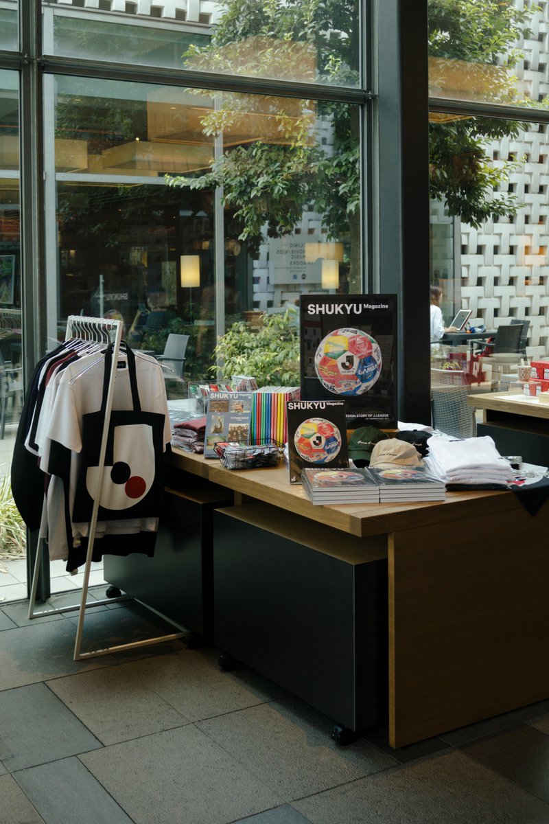 Jリーグ30周年を記念したスペシャルブック「THE DESIGN STORY OF J.LEAGUE」の発売に合わせて、8/14まで代官山蔦屋書店でPOP-UPイベントを開催中です。

本はもちろん、Jリーグとのコラボレーションアイテムを販売しております。この機会にぜひお越しください。

store.tsite.jp/daikanyama/eve…