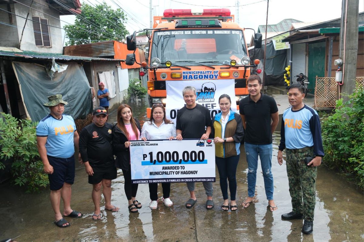 senatorjoelv's tweet photo. Personal po nating kinamusta ang ating mga kababayan dito sa Hagonoy kung saan lahat ng brgy ay nakalubog ngayon sa baha. Nagbigay po tayo ng relief goods at financial assistance Thank you po kina Mayor Baby, VMayor Charo, Konsi Tina at mga opisyales ng Bayan ng Hagonoy 🙏 https://t.co/e5UV8jD9mm