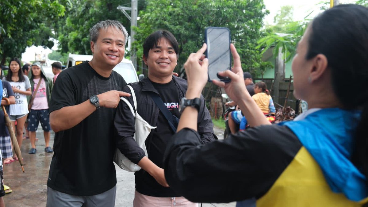 senatorjoelv's tweet photo. Personal po nating kinamusta ang ating mga kababayan dito sa Hagonoy kung saan lahat ng brgy ay nakalubog ngayon sa baha. Nagbigay po tayo ng relief goods at financial assistance Thank you po kina Mayor Baby, VMayor Charo, Konsi Tina at mga opisyales ng Bayan ng Hagonoy 🙏 https://t.co/e5UV8jD9mm
