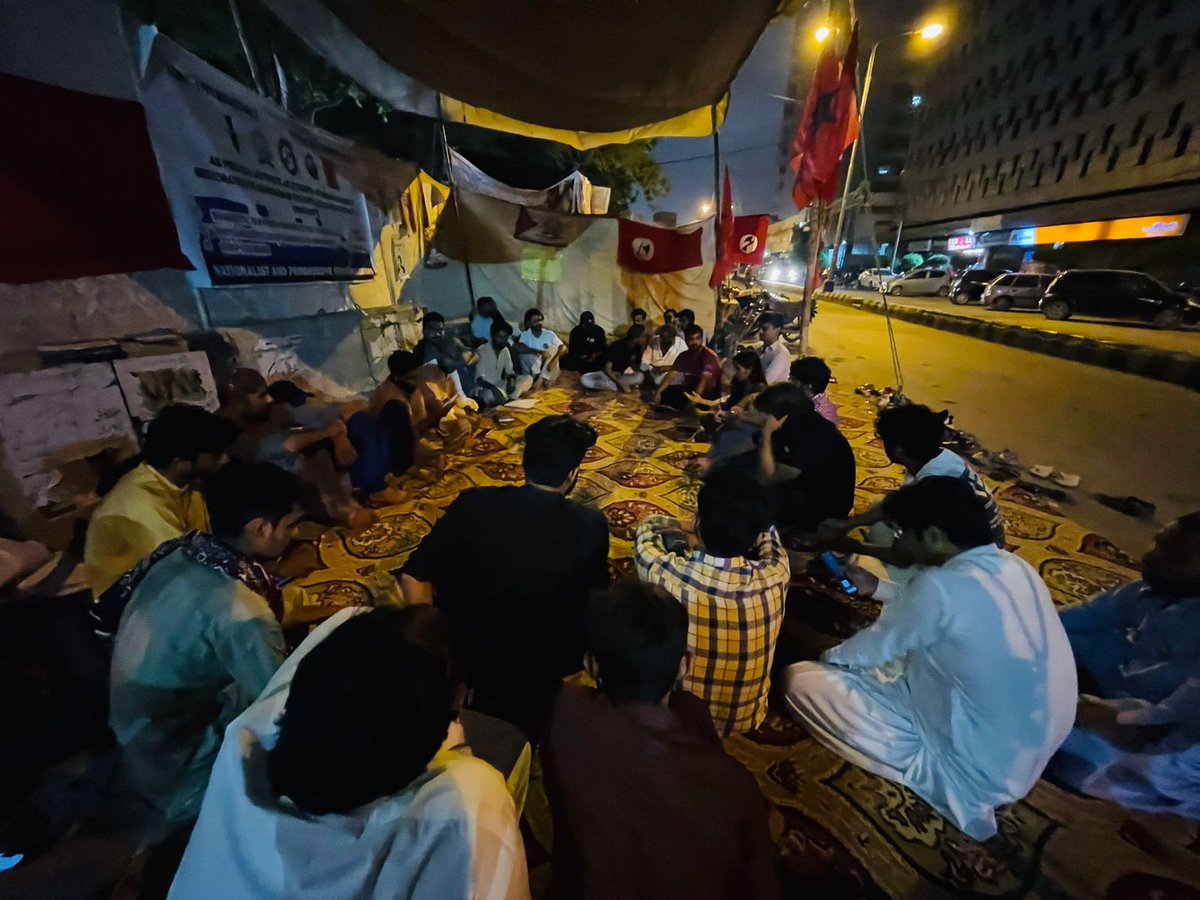PrsfK's tweet photo. Comrades of PrSf Karachi conducting a circle on neocolonialism at the hunger strike camp of the students of Dawood University https://t.co/5lziXN7U6o