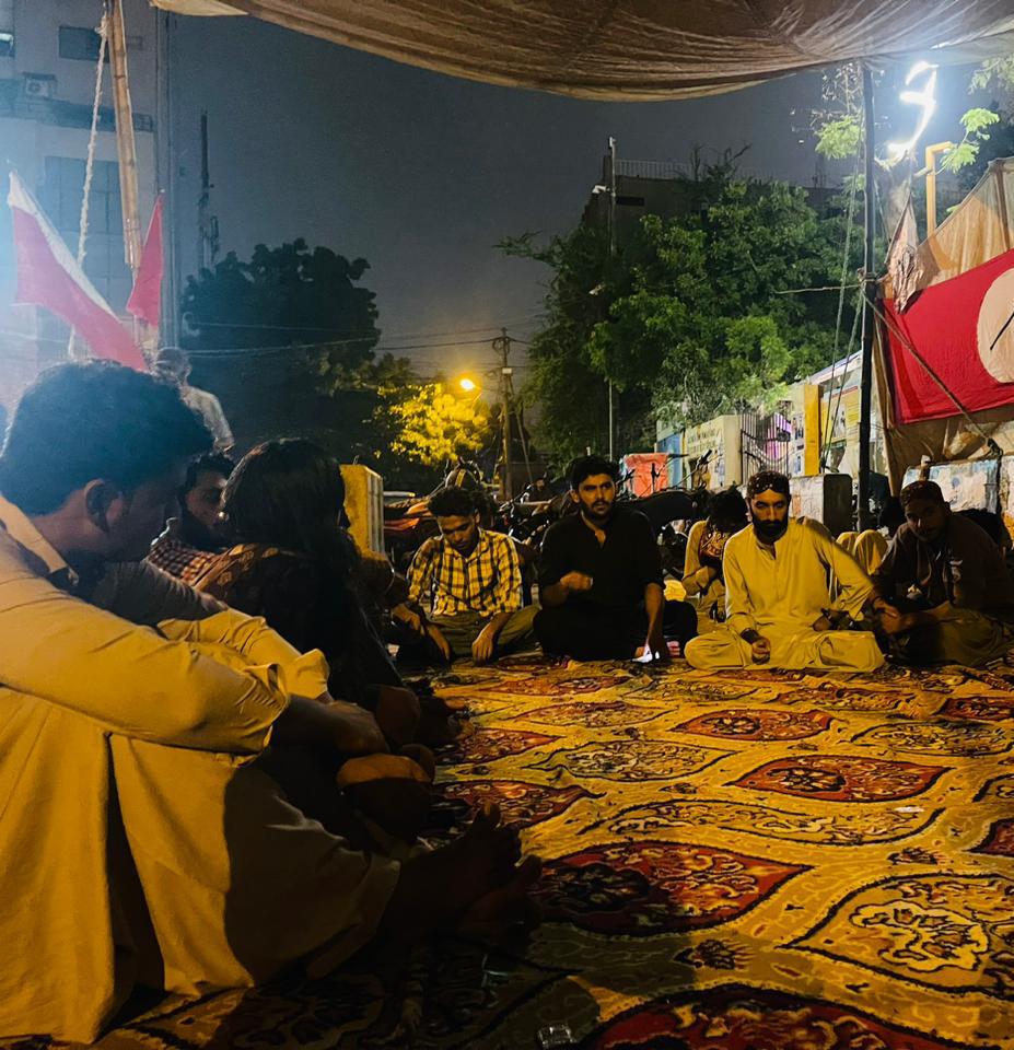 Comrades of PrSf Karachi conducting a circle on neocolonialism at the hunger strike camp of the students of Dawood University