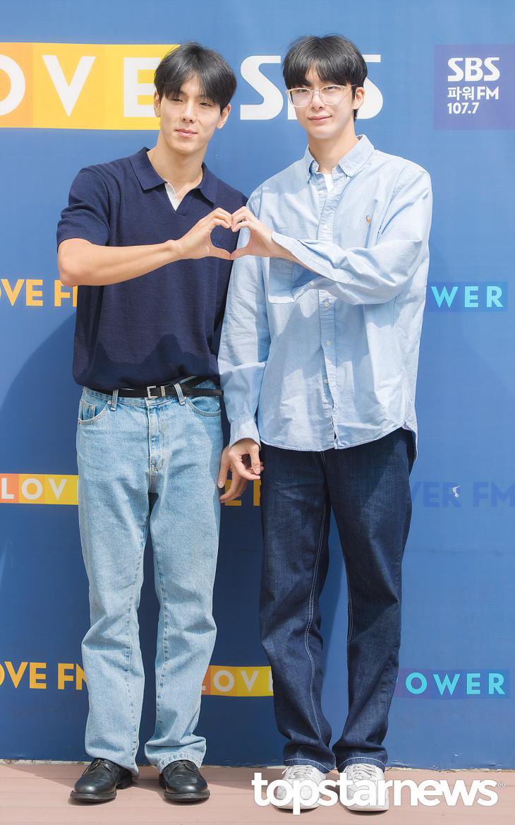 theseoulstory's tweet photo. 📸 MONSTA X Shownu &amp; Hyungwon on their way to SBS radio ‘Cultwo Show’ today 💙 @OfficialMonstaX https://t.co/33CbRElN86